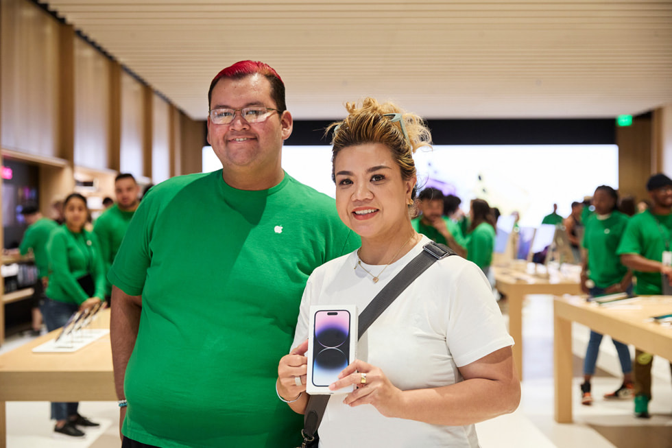 Una clienta enseña el iPhone 14 Pro que se acaba de comprar.