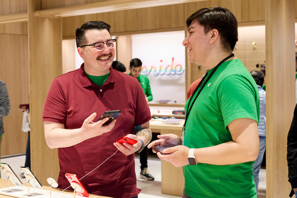 Una cliente examina los modelos del iPhone 14 en Apple Tysons Corner.