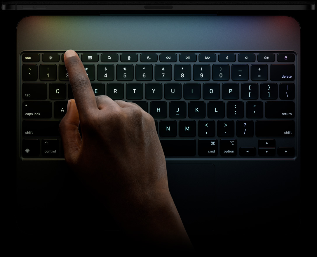 Magic Keyboard para iPad Pro, colocado na horizontal, preto, com fila de teclas de função, teclas de seta dispostas em T invertido e trackpad integrado