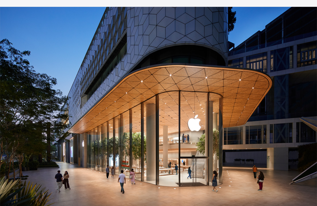 一張夜間拍攝相片，展現一間富現代感的 Apple Store。