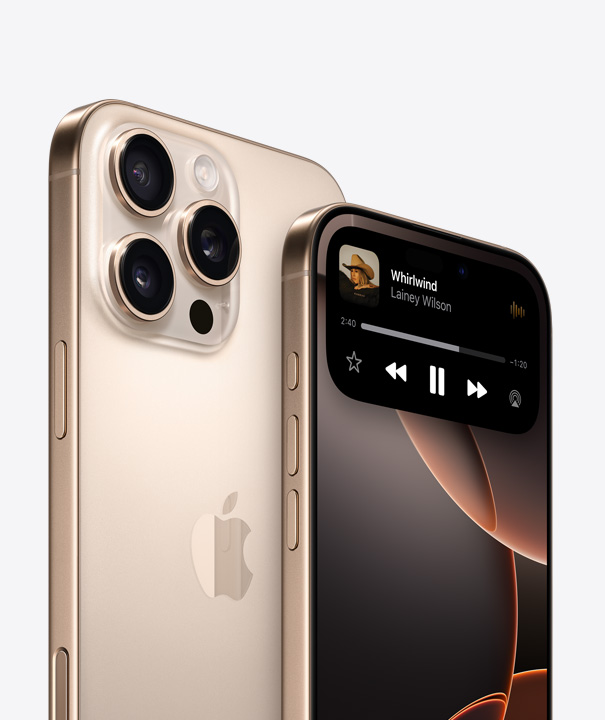 Achterkant van iPhone 16 Pro in wit titanium met drie cameralenzen achter een andere iPhone 16 Pro met Dynamic Island op het scherm.