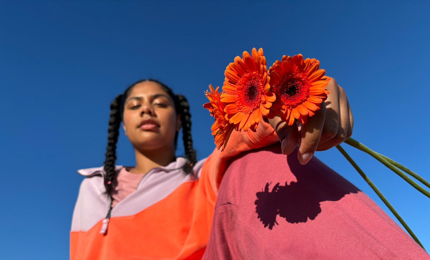 꽃을 들고 있는 여성의 인물 사진