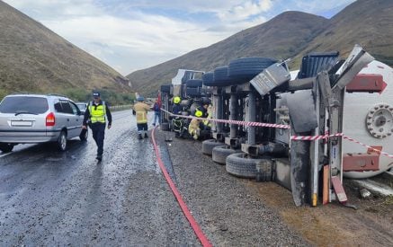 Բեռնատարը դուրս է եկել ճանապարհի երթևեկելի հատվածից և կողաշրջվել. ավտոբաքից տեղի է ունեցել դիզվառելիքի արտահոսք