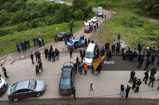 Въезд в село Киранц все еще закрыт: жители ночью оставались на трассе