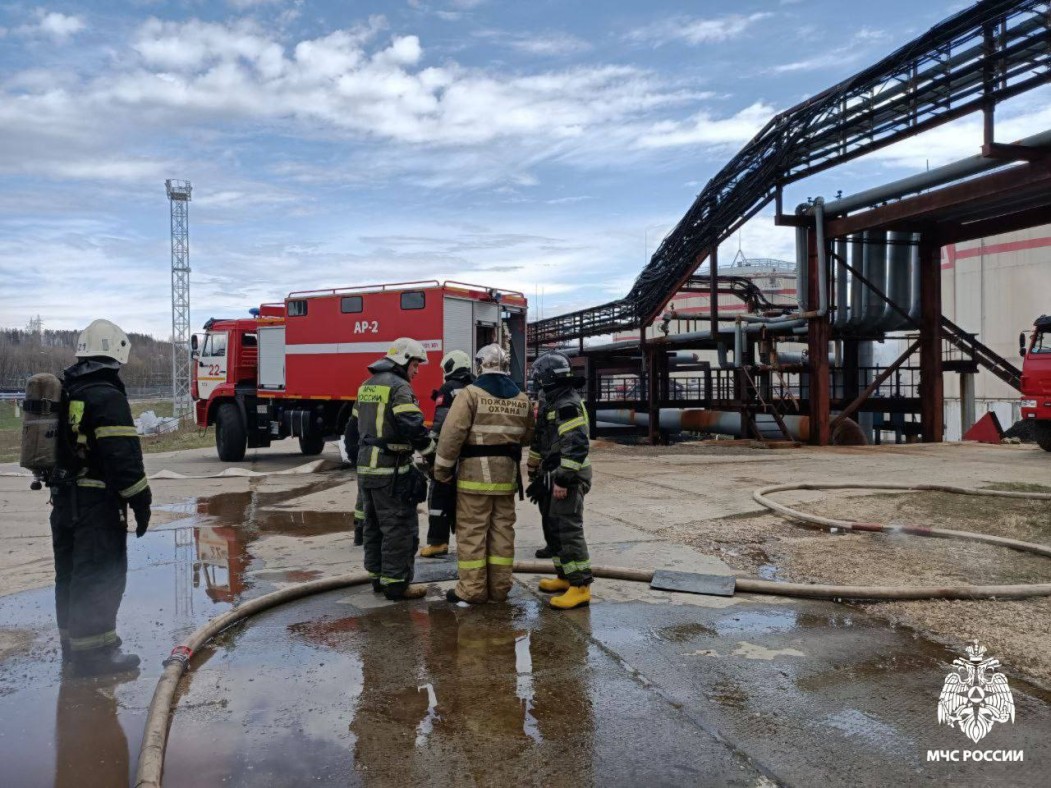 Выживший во время пожара на ухтинском НПЗ мужчина остается в реанимации