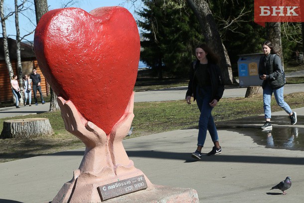 Скульптуре сердца в Кировском парке Сыктывкара вернули прежний цвет 