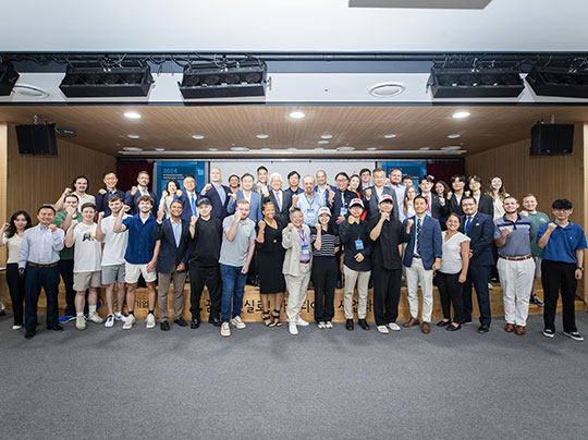 A large group of participants posing together at the 2024 White Hat Conference