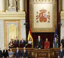 Sus Majestades los Reyes acompañados por la Princesa de Asturias durante la interpretación del Himno Nacional
