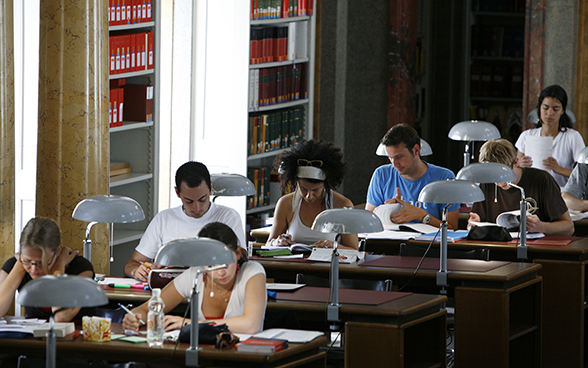 Etudiants dans une bibliothèque