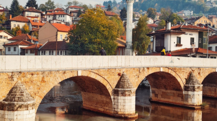 Na ambasadama Slovačke i Mađarske u Sarajevu grafiti s brojem stradalih u Srebrenici