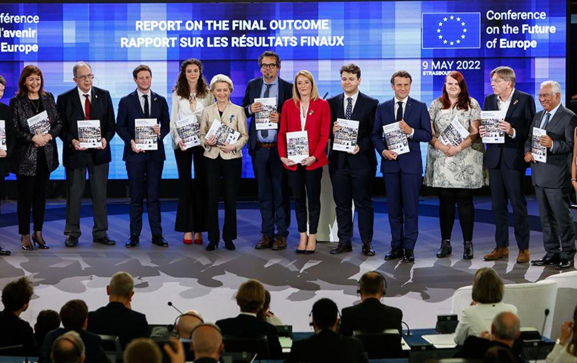 Az Európa jövőjéről szóló konferencia a 2022-es Európa-napon egy különleges eseménnyel zárult a strasbourgi Európai Parlamentben. A konferencia társelnökei átnyújtották a zárójelentést a három fő európai intézmény elnökének. A jelentés összesen 49 javaslatból áll, mely több mint 300 intézkedést tartalmaz az Európai Unió fejlesztésére vonatkozóan. A részvételi demokrácia úttörő gyakorlataként a konferencia különböző korú, hátterű és származású polgárokat hozott össze, hogy megvitassák ötleteiket az Unió-szerte és az Európai Parlamentben zajló eseményeken.