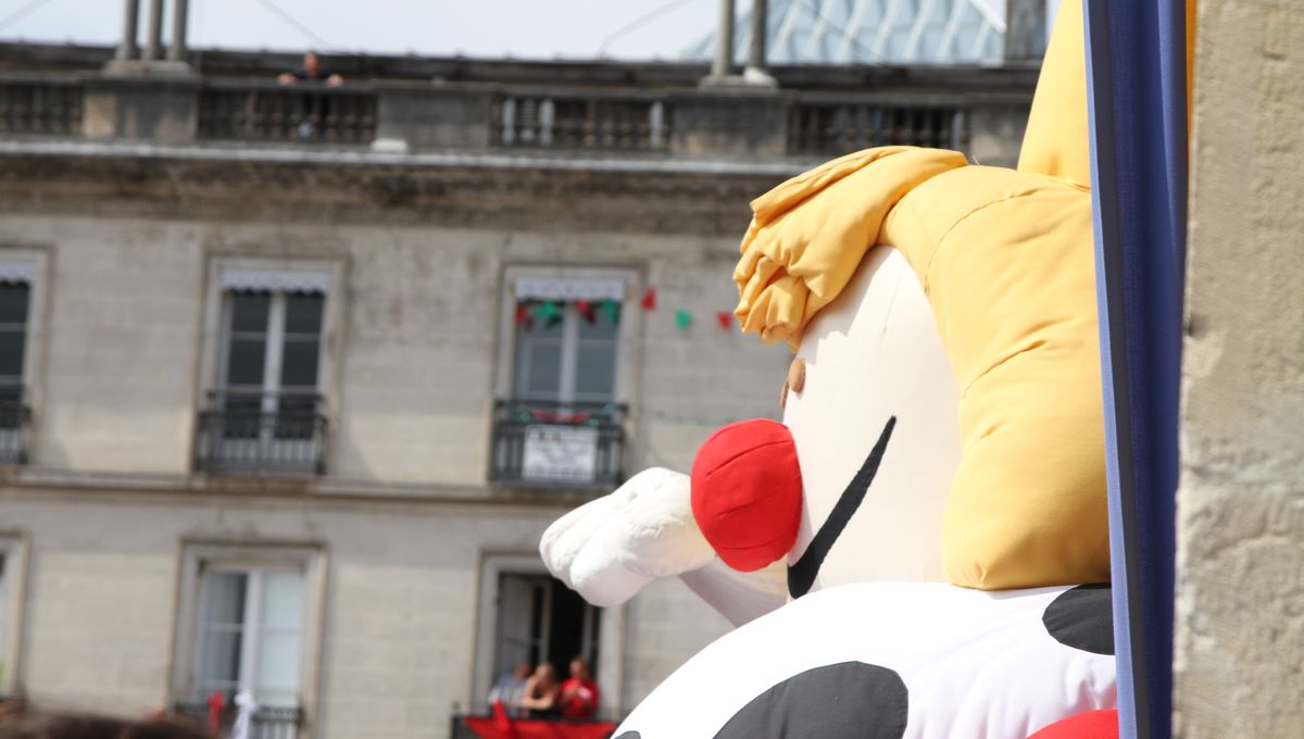 La star du jour aux Fêtes de Bayonne, c'est le Roi Léon pour son 1er réveil lors de la journée des enfants