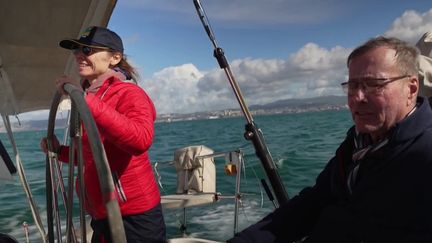 Guérir en mer : une association propose aux soignants de faire de la voile contre le burn-out (France 2)