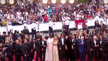 Mardi 16 mai, la 76e édition du Festival de Cannes a commencé avec l'incontournable montée des marches. Johnny Depp, l'acteur controversé depuis son procès pour violences conjugales, s'est offert un bain de foule. (FRANCEINFO)