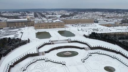 Au-delà des perturbations causées par la neige et le verglas, ces intempéries nous offrent des paysages à couper le souffle. En France, retour sur les plus belles images enneigées. (franceinfo)