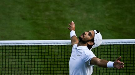 Lorenzo Musetti célèbre sa victoire en quarts de finale du tournoi de Wimbledon face à Taylor Fritz, le 10 juillet 2024. (BEN STANSALL / AFP)