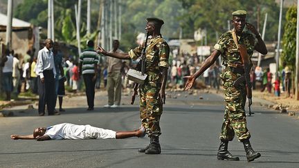 Un homme est allong&eacute; sur le sol en signe de protestation lors d'une manifestation dans le quartier de Musaga,&nbsp;&agrave;&nbsp;Bujumbura (Burundi),&nbsp;le 18 mai 2015. (CARL DE SOUZA / AFP)