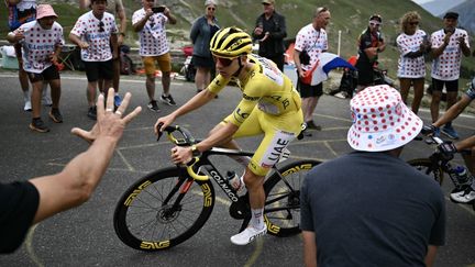 Tadej  Pogacar dans l'ascension vers Isola 2000 (Alpes-Maritimes) lors de la 19e étape du Tour de France le 19 juillet 2024. (MARCO BERTORELLO / AFP)