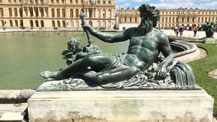 Dans le parc du château de Versailles avec l'une des fontaines symbolisant les grands fleuves de France. (STÉPHANE MILHOMME / FRANCE-INFO)