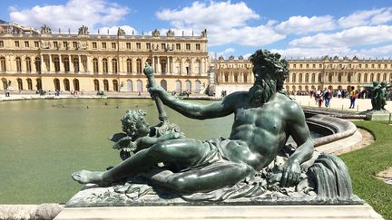 Le château de Versailles vu des jardins. (STÉPHANE MILHOMME / RADIO FRANCE)