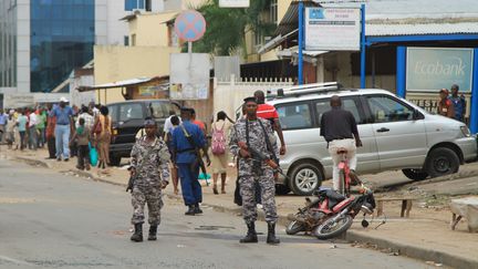 Des policiers et des militaires patrouillent dans les rues de Bujumbura, la plus importante ville du Burundi, le 3 février 2016. (REUTERS - JEAN PIERRE HARERIMANA / X01656)