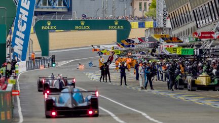 Les stands pendant la course d'endurance des 24 heures du Mans, le 16 juin 2024. (GUILLAUME SOUVANT / AFP)