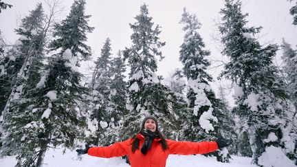 Une jeune femme dans la neige en Finlande. (YEVGEN TIMASHOV / CULTURA CREATIVE)