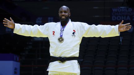 Le judoka français Teddy Riner après avoir remporté son 11e titre mondial à Doha (Qatar), le 13 mai 2023. (KARIM JAAFAR / AFP)