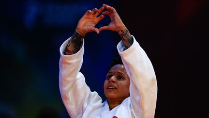 la judokate Amandine Buchard&nbsp;célèbre sa victoire sur Distria Krasniqi à la fin de la finale de la catégorie féminine - 52 kg au tournoi de judo du Grand Chelem de Parisn le 5 février 2022. (SAMEER AL-DOUMY / AFP)