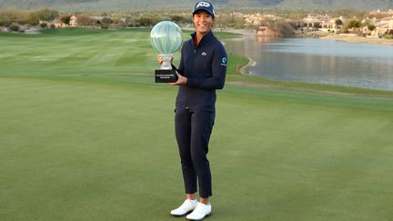 La golfeuse française Céline Boutier soulève son troisième trophée LPGA après sa victoire en Arizona à l'occasion du Drive on Championship, le 26 mars 2023. (MEG OLIPHANT / AFP)