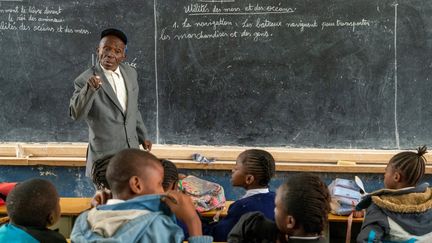 Bayard Kumwimba Dyuba, 84 ans, enseignant depuis 1968 et en attente de retraite, dans sa classe de 5e primaire (CM2) à l'école primaire d'application Kiwele II de Lubumbashi, le 14 février 2022. (JUNIOR KANNAH / AFP)