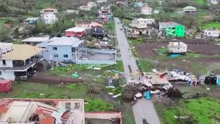 Aux Antilles, les dégâts après le passage de l'ouragan Béryl sont considérables. Au moins sept morts sont à déplorer dans le sud-est des Caraïbes, après que le vent a soufflé à plus de 250 km/h. L’ouragan se dirige désormais vers la Jamaïque et les îles Caïmans. (France 2)