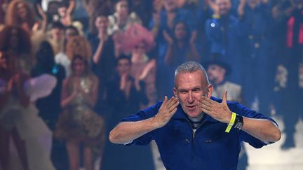 Le couturier Jean Paul Gaultier au final de son dernier défilé haute couture printemps-été 2020 sur la scène du théâtre du Chatelet, le 22 janvier 2020 (ANNE-CHRISTINE POUJOULAT / AFP)