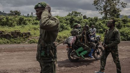 Des soldats congolais patrouillent dans la zone de Kibumba, qui avait été attaquée par des rebelles du M23 près de la ville de Goma, dans l'est de la République démocratique du Congo, le 1er juin 2022. (GUERCHOM NDEBO / AFP)