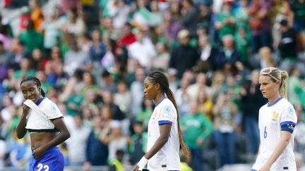 L'équipe de France féminine après sa défaite face à l'Irlande lors de la dernière journée de la phase de qualifications pour l'Euro 2025, le 16 juillet 2024 à Cork (Irlande). (JOHANNES EISELE / AFP)