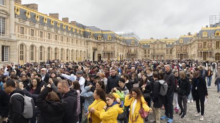 Les visiteurs du château de Versailles évacués à cause d'une alerte à la bombe le 20 octobre 2023. (VINCENT ISORE / MAXPPP)