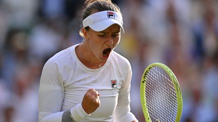 Barbora Krejcikova remporte la deuxième manche de son match face à Elena Rybakina, le 11 juillet en demi-finale de Wimbledon. (ANDREJ ISAKOVIC / AFP)
