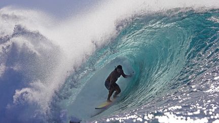 Le surfeur Tamayo Perry à Hawaï, le 2 janvier 2019. (BRIAN BIELMANN / BRIAN BIELMAN PHOTOGRAPHY)