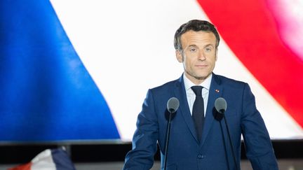 Le président français Emmanuel Macron, réélu pour un second mandat, prononce un discours après l'annonce de sa victoire au Champs de Mars, à Paris, le 24 avril 2022. (ANNA MARGUERITAT / HANS LUCAS)