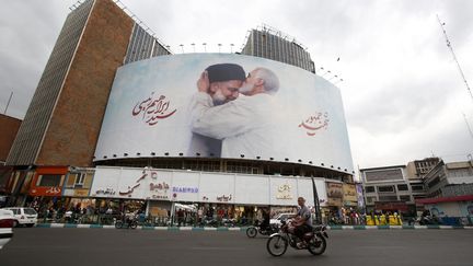 Affiche du défunt président iranien Ebrahim Raïssi, sur la place Vali-Asr à Téhéran, le 21 mai 2024. (ABEDIN TAHERKENAREH / MAXPPP)