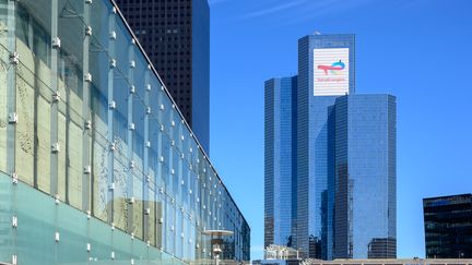 Le siège de TotalEnergies dans le quartier de la Défense, à l'ouest de Paris, le 5 avril 2023. (ERIC BERACASSAT / HANS LUCAS / AFP)