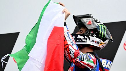 Francesco Bagnaia (Ducati) célèbre sa victoire à l'occasion du Grand Prix d'Italie, le 2 juin 2024. (MARCO BERTORELLO / AFP)