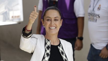 La candidate de la gauche à la présidentielle, Claudia Sheinbaum, montre son pouce après avoir voté, le 2 juin 2024 à Mexico (Mexique). (EYEPIX / NURPHOTO / AFP)