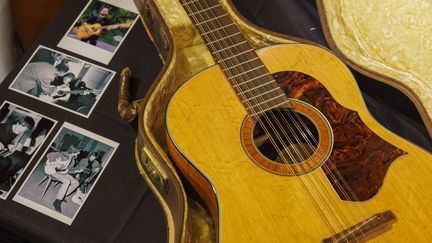 La guitare acoustique Framus 12 cordes Hootenanny "HELP !" de 1965 de John Lennon, exposée lors de l'avant-première presse de la collection "Music Icons" de Julien's Auctions au Hard Rock Cafe de New York, États-Unis, le 21 mai 2024. (SARAH YENESEL / MAXPPP)
