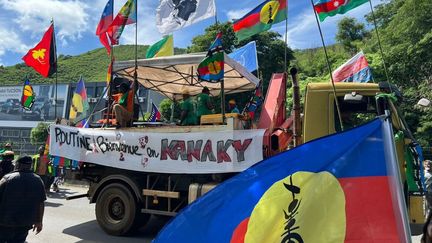 Banderole en soutien à Poutine et drapeau azéri lors de la manifestation contre la réforme du corps électoral en Nouvelle-Calédonie, le 28 mars 2024 (Capture d'écran X)