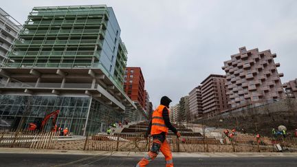 Le chantier de construction du village olympique où seront logés les athlètes à Saint-Ouen-sur-Seine, en banlieue parisienne, le 27 février 2024. (IAN LANGSDON / AFP)