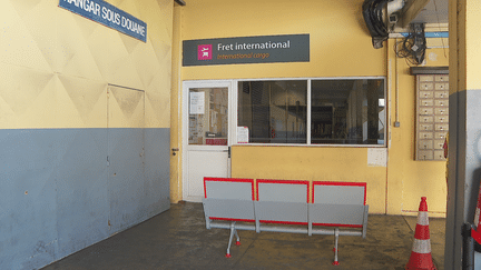 Le service fret local et international d'Air Tahiti fonctionne au ralenti depuis la grève des agents de sûreté, le 30 juillet 2024 à minuit. Le comptoir d'enregistrement est ouvert seulement le matin. (Polynésie La 1ère / Hubert Liao)
