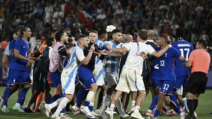 Une bagarre éclate entre joueurs français et argentins après le quart de finale du tournoi olympique masculin de football, le 2 août 2024, à Bordeaux. (PHILIPPE LOPEZ / AFP)