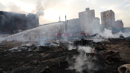 Les pompiers refroidissent la zone après un incendie au studio Al-Ahram, dans le quartier de Gizeh au Caire (Egypte), le 16 mars 2024. (MOMEN SAMIR / AFP)