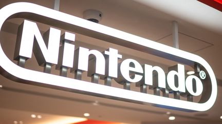 Un logo Nintendo est photographié dans son magasin du quartier de Shibuya à Tokyo, le 2 mai 2024. (PHILIP FONG / AFP)